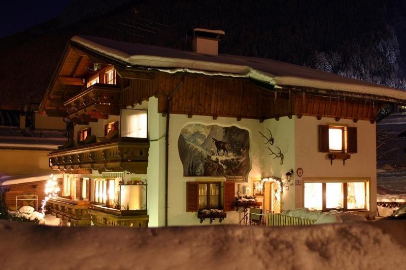Haus Bergheimat - Familie Oberacher Hostal Fulpmes Exterior foto